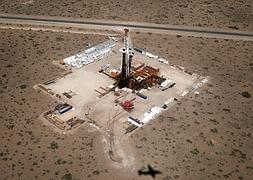 Vista del yacimiento petrolífero de Vaca Muerta. / Enrique Marcarian (Reuters)