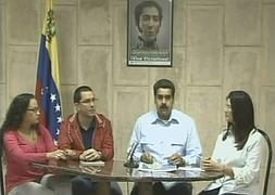 El vicepresidente de Venezuela, Nicolás Maduro, con una hija de Chávez a la izquierda. / Reuters | Atlas
