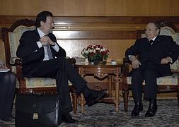 Rajoy conversa con el presidente argelino, Abdelaziz Buteflika. / Foto: Efe | Vídeo: Atlas