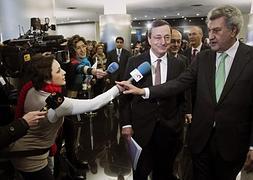 Mario Draghi (c), acompañado de Jesús Posada (d). / Foto: Emilio Naranjo (Efe) | Vídeo: Europa Press