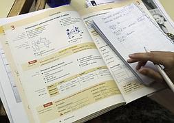 Un estudiante toma notas en una clase de alemán en una academia de Madrid. / Andrea Comas (Reuters)