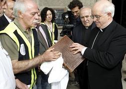 El arzobispo de Santiago comprueba el estado del Códice. / Archivo