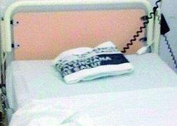 La cama de la habitación con la toalla como almohada. / LP
