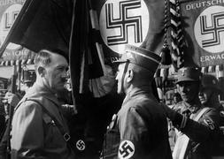 Adolf Hitler habla con un soldado durante una ceremonia militar en Viena después del 'Anschluss'. / Afp