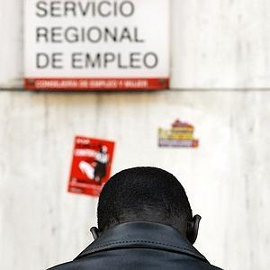 Un inmigrante, ante el Servicio Regional de Empleo de Madrid. / Reuters