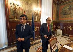 El ministro de Hacienda, Cristobal Montoro, junto a su homólogo andorrano. / Efe