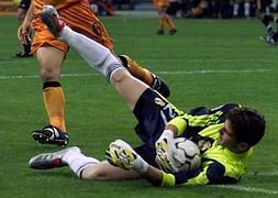 Casillas detiene un balón durante la final de la Liga de Campeones de 2000. / Archivo