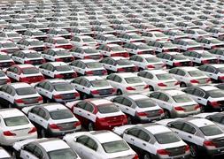 Centenares de coches Nissan a la espera de ser exportados./ Efe