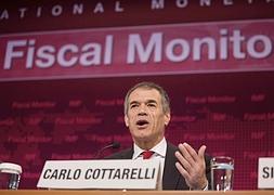 Imagen cedida por el FMI que muestra al director de Asuntos Fiscales del organismo, Carlo Cottarelli. / Efe