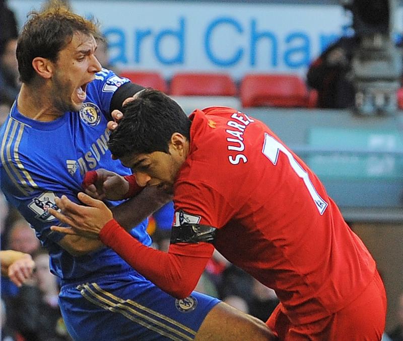 Suarez(d) tras morder a Ivanovic. / Andrew Yates (AFP)