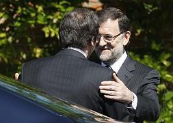 Mariano Rajoy (d) saluda a Passos Coelho. / Foto: Juan Carlos Hidalgo (Efe) | Vídeo: Atlas