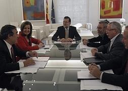 Rajoy y Báñez, reunido con los agentes sociales. / Foto: Ballesteros (Efe) | Vídeo: Atlas