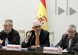 Toxo (d) y Méndez (i), junto al presidente del Comité Económico y Social (CES), Marcos Peña (c). / Chema Moya (Efe)