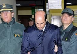 Antonio Albarracín, conducido por dos guardias civiles el día en que fue encarcelado. / Efe