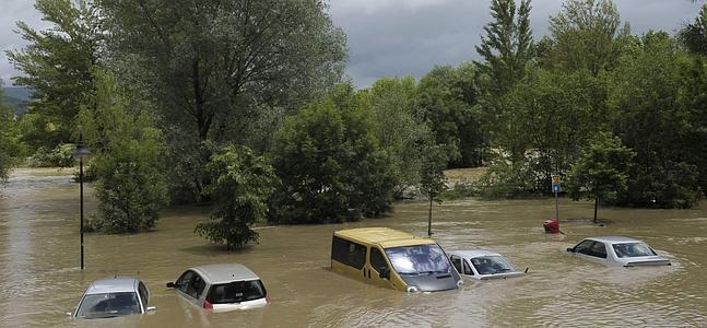 Coches cubiertos por el agua por el desbordamiento del río Arga. / Efe | Vídeo: Atlas