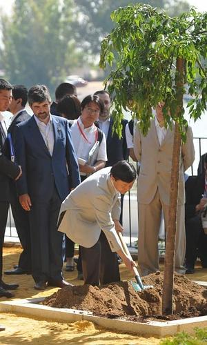 Naruhito planta un cerezo en su visita a Coria. / C. Quicler (Efe) | Atlas