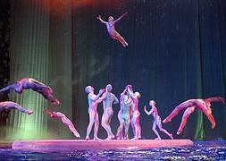 Uno de los momentos del espectáculo 'Ká', donde Sasson trabajaba la acróbata. / Cirque du soleil | CBS (inglés)