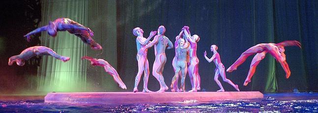 Uno de los momentos del espectáculo 'Ká', donde Sasson trabajaba la acróbata. / Cirque du soleil | CBS (inglés)