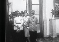 Hitler, durante la visita a un museo. / Archivo
