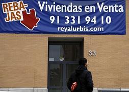 Un cartel de viviendas en venta. / Archivo