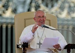 El papa Francisco saluda a los fieles durante la audiencia general de los miércoles en la plaza de San Pedro. ./ Efe