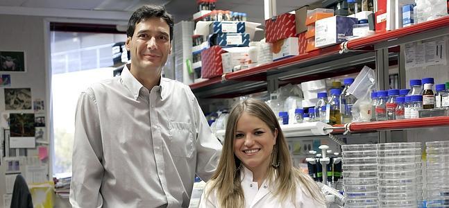 Dos integrantes del equipo de investigadores. / Efe
