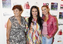 Katia Aveiro, su madre y su hermana, en la presentación en Madrid. / J. R. Ladra | Vídeo: V. Carrasco / I. Abio