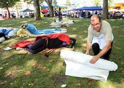 Varias personas duermen en la hierba tras una noche de fiesta. / Archivo