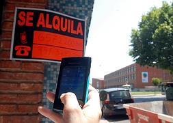Una persona apunta el teléfono para el alquiler de un piso. / Archivo