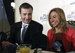 Tomás Gómez, junto a la exministra Carme Chacón. / Foto: Fernando Alvarado (Efe) | Vídeo: Europa Press
