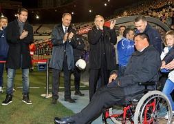 El Cholo Simeone y Víctor Fernández aplauden a Cáceres, aún en silla de ruedas. / Efe