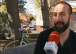 Multado por ir en bici comiéndose un cruasán