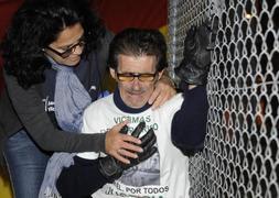 El hermano de un guardia civil asesinado por 'Kubati', roto de dolor a las puertas de la carcel. / Foto: Afp | Vídeo: Atlas