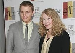 Ronan Farrow, hijo de otro padre