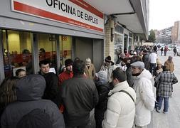 Colas a la entrada de una Oficina de Empleo. / Archivo | Europa Press