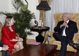 Ana Pastor, junto al presidente panameño Martinelli. / Foto: Efe | Vídeo: Atlas