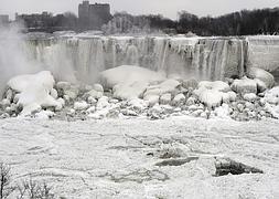 Las cataratas del Niágara, congeladas. / Afp