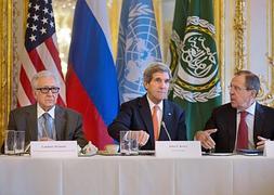 Lajdar Brahimi, John Kerry y Sergei Lavrov. / Pablo Martínez Monsivais (Afp)