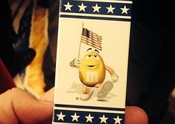 Rajoy regala a Obama tres facsímiles de obras de hace 500 años... y Obama obsequia a Rajoy con una caja de M&M's