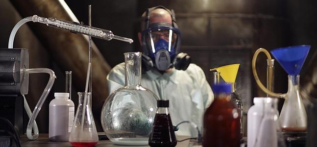 El actor Bryan Cranston, 'cocinando' en la serie. / Archivo