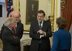 Mariano Rajoy , conversa con los senadores Bob Corke (i) y Jeanne Shaheen (d). / Efe