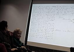 Pantalla con uno de los manuscritos autógrafos que contienen versos desconocidos de la poetisa Rosalía de Castro. / Efe
