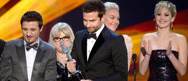 (De i a d) Jeremy Renner, Bradley Cooper, Elisabeth Rohm y Jennifer Lawrence en la ceremonia. / Afp