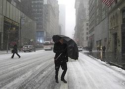 Un hombre camina sobre la nevada Quinta Avenida en Nueva York. / Foto: G. Hersmon (Reuters) | Vídeo: Atlas