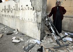Un egipcio comprueba los daños en el Museo Islámico tras la explosión de un coche bomba. / Amel Pain (Efe)