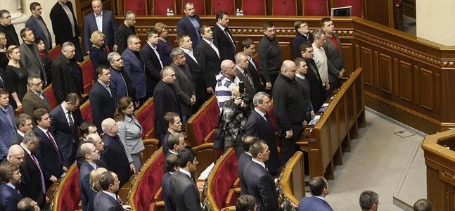 Diputados de la Cámara Baja ucraniana asisten a una sesión extraordinaria en el Parlamento. / Efe | Atlas
