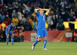 Cannavaro se lamenta durante un partido del Mundial de 2010. / Giorgi Licovski (Efe)