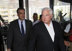 Martinelli, seguido por el embajador español, Jesús Silva. / A. Bolivar (Efe)