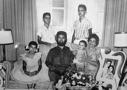 Huber Matos junto a su esposa e hijos el mismo día en que entregó su carta de renuncia a su excompañero y amigo, Fidel Castro. / Efe