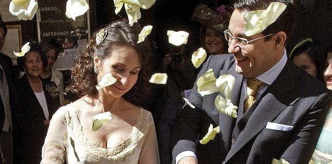 Mercedes Alaya y su marido Jorge Castro, a su salida de la iglesia de San Alberto de Sevilla. / Foto: Efe | Vídeo: Atlas